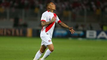 PER01. LIMA (PER&Uacute;), 03/11/2017.- Fotograf&iacute;a de archivo fechada el 10 de octubre de 2017 que muestra al delantero de la selecci&oacute;n de Per&uacute;, Paolo Guerrero, durante un partido en Lima (Per&uacute;). El delantero peruano Paolo Guer