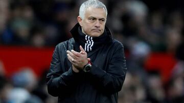 Jos&eacute; Mourinho aplaude a sus jugadores.