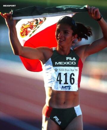 Ana Gabriela Guevara de Mexico,celebra su medalla de oro en los 400 m planos,durante los Juegos Panamericanos de Winnipeg 1999.