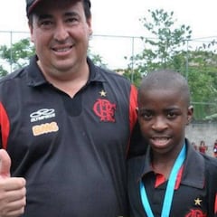 "Todos los niños pagaban por jugar en la escuela, pero Vinicius no tenía dinero"