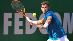 Pablo Carre&ntilde;o devuelve una bola ante Fabio Fognini durante su partido en el Masters 1.000 de Montecarlo.