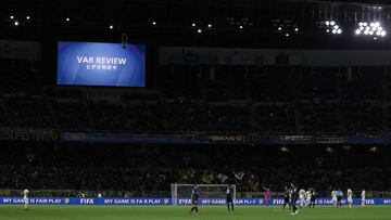El VAR ha desconcertado a futbolistas y público. Los 50.111 espectadores que estuvieron en el América-Real Madrid simplemente supieron por el “VAR review” a través del videomarcador, pero no por megafonía.