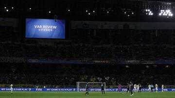 El VAR ha desconcertado a futbolistas y p&uacute;blico. Los 50.111 espectadores que estuvieron en el Am&eacute;rica-Real Madrid simplemente supieron por el &ldquo;VAR review&rdquo; a trav&eacute;s del videomarcador, pero no por megafon&iacute;a.