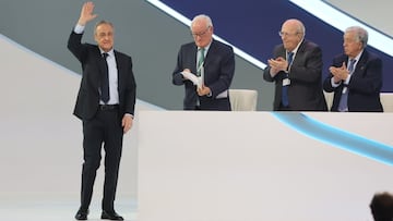 Florentino Pérez, presidente del Real Madrid, saluda a los socios tras su discurso en la Asamblea de 2024.
