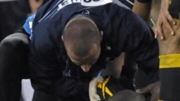 <b>MOMENTO DRAMÁTICO. </b>Muamba cae desplomado en el césped de White Hart Lane, el pasado sábado.