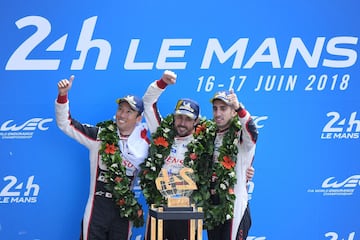 Kazuki Nakajima, Fernando Alonso y Sebastien Buemi celebran la victoria en las 24 Horas de Le Mans.