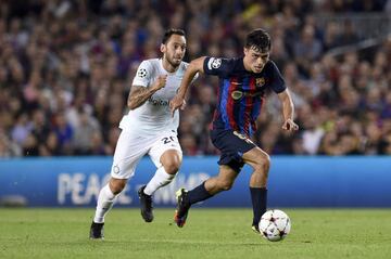BARCELONA, SPAIN - OCTOBER 12: Inter Milan midfielder Hakan Calhanoglu (L) vies with Barcelona's Spanish midfielder Pedri (R) during the UEFA Champions league football match between FC Barcelona vs Inter at the Camp Nou stadium in Barcelona on October 12, 2022. (Photo by Adria Puig/Anadolu Agency via Getty Images)