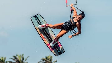 Rita Arnaus practicando kitesurf en el cartel de presentación del encuentro de chicas kitesurfistas de Isla Canela organizado por la SKL.