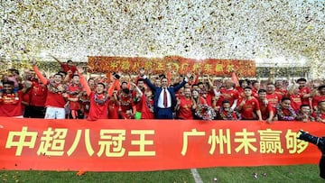 El Guangzhou Evergrande, con su entrenador Fabio Cannavaro, al frente, tras ganar la Superliga de China.