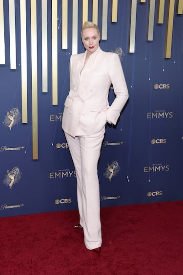 Gwendoline Christie posa en la alfombra roja de los Premios Emmy 2025 celebrados en California.