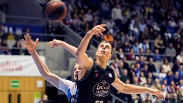 GRAF6946. SANTIAGO DE COMPOSTELA, 02/03/2019.- El pívot ucraniano del Breogán Volodymyr Gerun (d) lucha el balón con Benjamin Simons, del Monbus Obradoiro, durante el partido de Liga ACB que se juega esta tarde en el Multiusos de Sar, en Santiago de Compostela. EFE/Óscar Corral