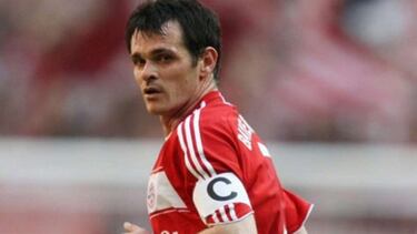 Willy Sagnol se convirtió en el dueño del dorsal número 2 del Bayern Múnich durante casi una década. En su tiempo dentro del fútbol alemán, Sagnol ganó una Champions League, cuatro Copas y cinco Ligas. Con la Selección Francesa utilizó en pocas ocasiones el 2 en su espalda.