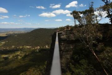 El slackline es un deporte extremo de equilibrio en el que se usa una cinta (normalmente elástica) que se engancha entre dos puntos fijos y se tensa. No se usa ninguna herramienta para ayudar a mantener el equilibrio. Se pueden realizar saltos, movimientos dinámicos, posturas de yoga incluso acrobacias. 