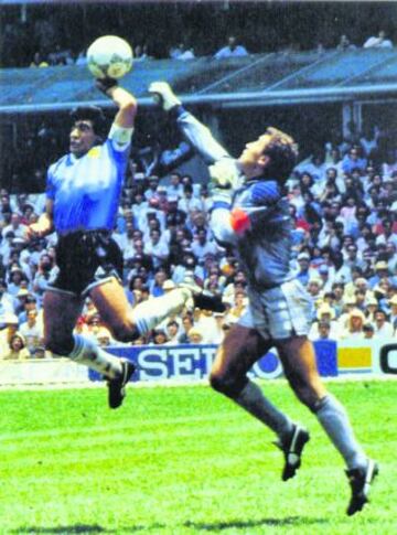 En México 86', y ante Inglaterra, Maradona convertiría los dos goles más famosos en la historia del fútbol. El primero de ellos es la recordada "Mano de Dios", jugada en la cual utiliza su extremidad para superar a Peter Shilton, y anotar el primero para Argentina.