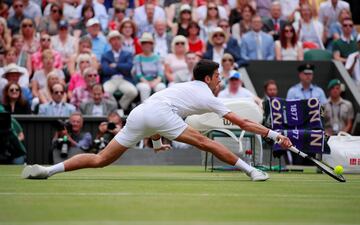 Estirada de Novak Djokovic. 