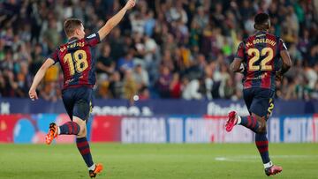 VALENCIA, 27/05/2023.- El delantero del Levante UD Jorge de Frutos (i) celebra tras anotar un gol durante el partido de la última jornada de LaLiga Smartbank que disputan este sábado ante el Real Oviedo en el Estadio Ciudad de Valencia. EFE/Manuel Bruque