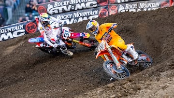 Jorge Prado rueda por delante de Justin Barcia en el Supercross de Anaheim 1.