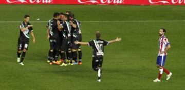 Los jugadores celebran el 1-1 de Ghilas. 