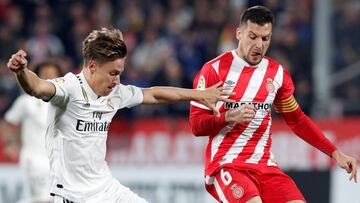 &Agrave;lex Granell disputa un bal&oacute;n a Marcos Llorente. 