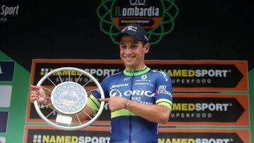 Esteban Chaves sufri&oacute; un duro accidente en el Giro de Emilia.