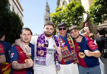 Aficionados del Barcelona y del Real Madrid disfrutan por las calles de Sevilla de las horas previas a la final de Copa. 