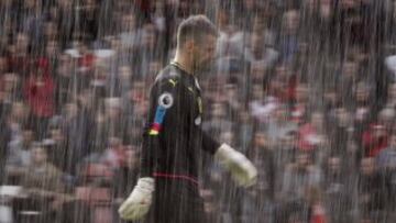 El portero del Burnley inglés Tom Heaton se retira al descanso del partido ante el Southampton mientras llueve a mares.  Al final Heaton sólo encajó tres goles en la derrota de su equipo. 