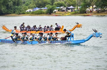 Dos embarcaciones participan en una carrera de botes dragón durante la competición anual de remo por equipos
en la provincia de Narathiwat, al sur de Tailandia. Las carreras de barcos dragón nacieron hace miles de años en China. En la actualidad han pasado de ser un festival cultural a un deporte que se practica en varios países asiáticos