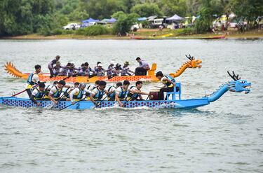 Dos embarcaciones participan en una carrera de botes dragón durante la competición anual de remo por equipos
en la provincia de Narathiwat, al sur de Tailandia. Las carreras de barcos dragón nacieron hace miles de años en China. En la actualidad han pasado de ser un festival cultural a un deporte que se practica en varios países asiáticos