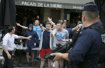 Enfrentamiento entre los ultras rusos e ingleses y galeses en Lille. 