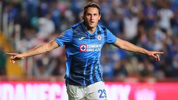 Santiago Giménez festeja su gol ante Necaxa