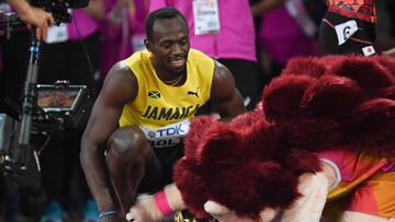 Usain Bolt bromea con la mascota de los Mundiales de Londres.