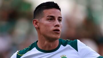 MEX373. LEÓN (MÉXICO), 20/04/2025.- James Rodríguez de León calienta este domingo, previo a un partido de la jornada 17 del torneo Clausura 2025 de la Liga MX entre León y Monterrey, en el estadio León en la ciudad de León (México). EFE/ Luis Ramírez