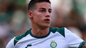 MEX373. LEÓN (MÉXICO), 20/04/2025.- James Rodríguez de León calienta este domingo, previo a un partido de la jornada 17 del torneo Clausura 2025 de la Liga MX entre León y Monterrey, en el estadio León en la ciudad de León (México). EFE/ Luis Ramírez