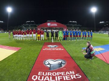 Los equipos durante los himnos.