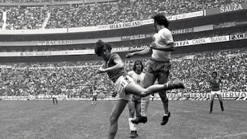 Action photo during the game between America vs Cruz Azul, Campeon de Campeones, Mario Perez and Eladio Vera/Foto de acción durante el juego America vs Cruz Azul, Campeon de Campeones, Mario Perez y Eladio Vera/ 09-Julio-1972/ JUVAGOL-MEXSPORT /
Action photo during the game between America vs Cruz Azul, Campeon de Campeones, Mario Perez and Eladio Vera/Foto de accin durante el juego America vs Cruz Azul, Campeon de Campeones, Mario Perez y Eladio Vera/ 09-Julio-1972/ JUVAGOL-MEXSPORT /