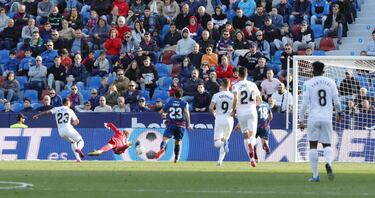 Rápido contragolpe del conjunto nazarí. El balón llega a Machís, que gana la partida a Bruno por velocidad, regatea a Aitor y marca a puerta vacía. De esa manera el delantero venezolano se convierte en el máximo goleador del Granada en esta campaña con seis goles marcados.