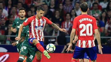 Vitolo controla un balón en el Atlético-Betis