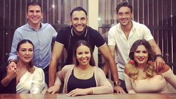 Keylor Navas subió ayer a su Instagram una imagen cenando con unos amigos.