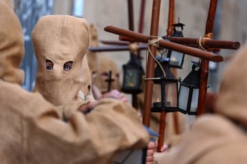 Procesión del Cristo de la Sangre, a 6 de abril de 2023, en Palma, Mallorca, Islas Baleares (España). La imagen del Cristo de la Sangre es la más querida por los mallorquines. Todas las cofradías, con sus pasos y bandas de música, participan en el desfile que sale de la iglesia de la Anunciación y que  finaliza en el mismo lugar bien entrada la madrugada. Miles de personas acuden a esta procesión que abren Els Tamborers de la Sala y la guardia montada de la Policía Local de Palma.