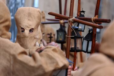 Procesión del Cristo de la Sangre, a 6 de abril de 2023, en Palma, Mallorca, Islas Baleares (España). La imagen del Cristo de la Sangre es la más querida por los mallorquines. Todas las cofradías, con sus pasos y bandas de música, participan en el desfile que sale de la iglesia de la Anunciación y que  finaliza en el mismo lugar bien entrada la madrugada. Miles de personas acuden a esta procesión que abren Els Tamborers de la Sala y la guardia montada de la Policía Local de Palma.