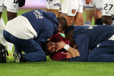 Konstantinos Mavropanos, del West Ham United, recibe atención médica durante el partido de la Premier League entre el West Ham United y el Manchester City.