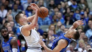 DALLAS, TEXAS - FEBRUARY 22: Nikola Jokic #15 of the Denver Nuggets battles for the ball against Dwight Powell #7 of the Dallas Mavericks in the second half at American Airlines Center on February 22, 2019 in Dallas, Texas. NOTE TO USER: User expressly acknowledges and agrees that, by downloading and or using this photograph, User is consenting to the terms and conditions of the Getty Images License Agreement. Tom Pennington/Getty Images/AFP
== FOR NEWSPAPERS, INTERNET, TELCOS & TELEVISION USE ONLY ==