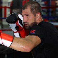 Kovalev se presenta ante Canelo con "todo que perder"