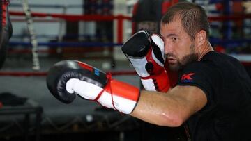 Kovalev se presenta ante Canelo con "todo que perder"