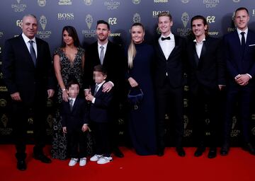 Lionel Messi con su familia, la leyenda b¨²lgara Hristo Stoichkov, Mikky Kiemeney con Frenkie de Jong, Antoine Griezmann y Marc-Andre ter Stegen.
