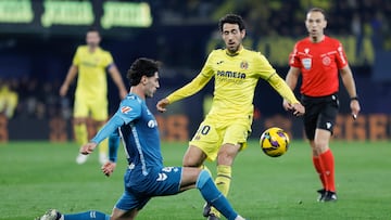 Dani Parejo y Johnny Cardoso pugnan por un balón en el Villarreal - Betis de la primera vuelta.