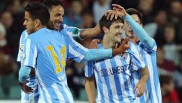 El Málaga celebra uno de los goles.