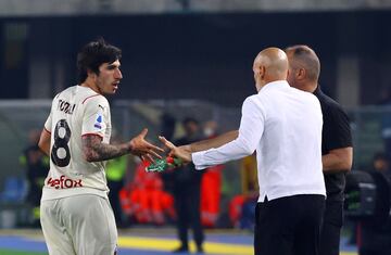 Verona (Italy), 08/05/2022.- Milan's Sandro Tonali (L) celebrates with his coach Stefano Pioli (2-R) after scoring the 2-1 lead during the Italian Serie A soccer match between Hellas Verona and AC Milan in Verona, Italy, 08 May 2022. (Italia) EFE/EPA/FILIPPO VENEZIA
