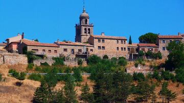 Medinaceli se encuentra sobre un cerro. Es un pueblo con mucho encanto en el que destaca de su casco histórico la Colegiata, el Palacio Ducal, el Convento de Santa Isabel, el Beaterio de San Román, la Alhóndiga y el arco romano.