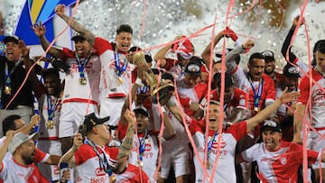 Santa Fe es el nuevo campeón del fútbol colombiano. El equipo cardenal celebra la estrella 10